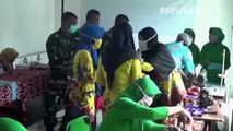 Prajurit TNI Koramil 10 Wiradesa membagikan masker di jalur Pantura Wiradesa, Kabupaten Pekalongan, Jawa Tengah.