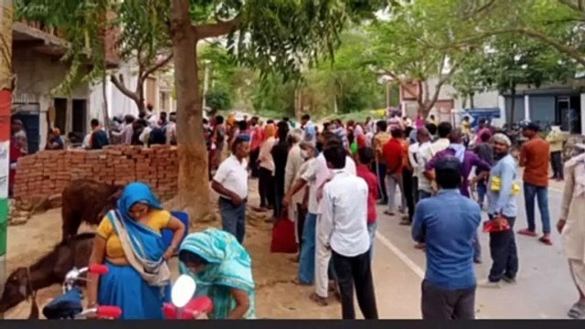 इटावा: सरकारी राशन की गल्ले की दुकान पर उड़ाई जा रही सोशल डिस्टेंस की धज्जियां