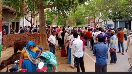 इटावा: सरकारी राशन की गल्ले की दुकान पर उड़ाई जा रही सोशल डिस्टेंस की धज्जियां