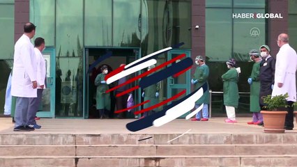 Diyarbakır'da koronavirüsü yenen 12 kişi, alkışlarla taburcu edildi