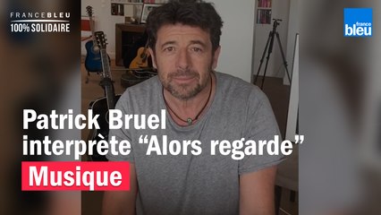 Patrick Bruel interprète son tube "Alors regarde" dans son salon