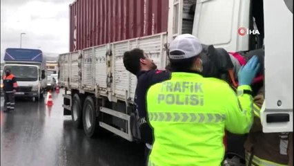 Beylikdüzü'nde iki tır kaza yaptı... Kilometrelerce kuyruk oluştu