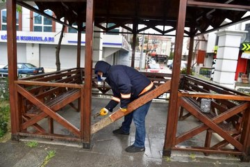 Vatandaş uyarıyı dinlemedi, belediye ekipleri bankları tek tek söktü