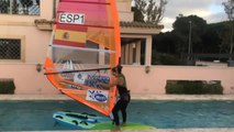 La campeona del mundo de windsurf, Blanca Manchón, entrena en su piscina