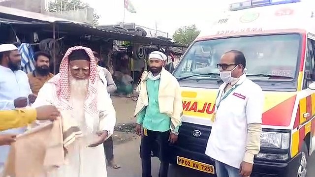 एम्बुलेंस 108 कर्मियों का ग्रामीणों ने किया सम्मान