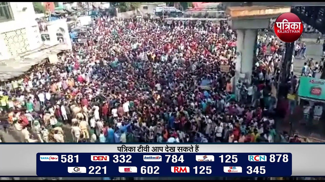 Mumbai Lockdown: Bandra Station पर Lockdown तोड़ इकट्ठा हुई हजारों की भीड़, घर जाने की मांग