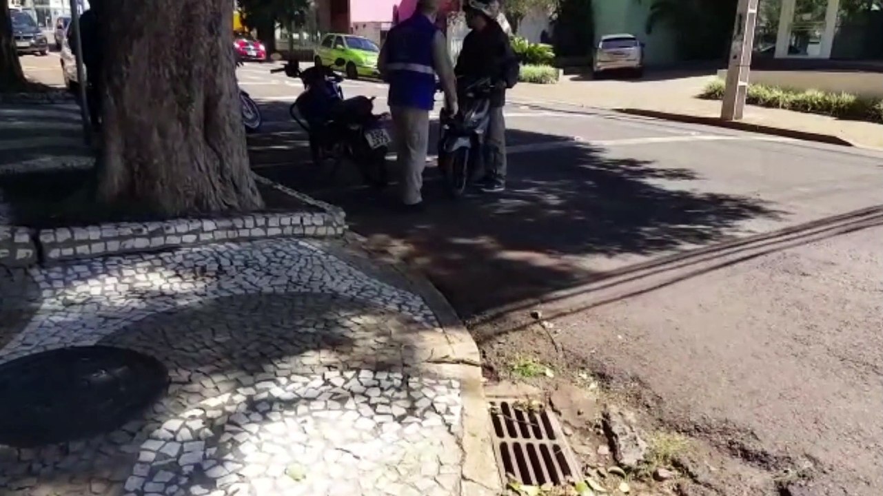 Rapaz cai de moto e fica ferido na Rua Minas Gerais