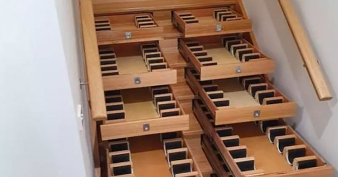 Cet homme a fait preuve d'originalité en transformant ses escaliers en cave à vin