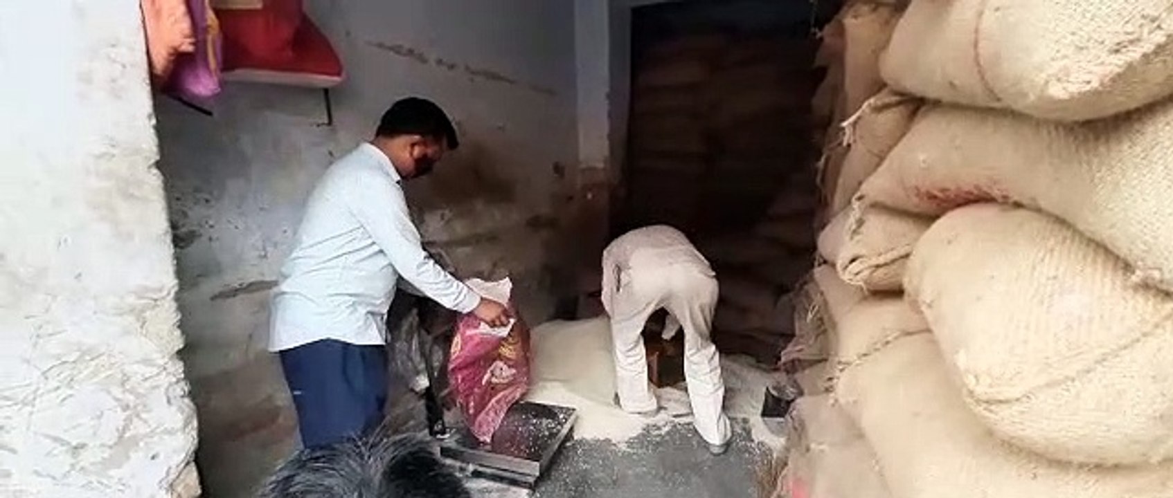 शामली: सरकार के आदेश पर राशन की दुकानों पर हुआ राशन वितरण