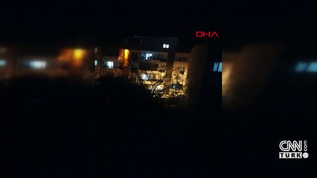 Balkona çıkarak şarkı söyledi, mahalleli alkışladı