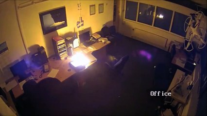 Dangereux : quand ton ordinateur explose et prend feu en pleine nuit