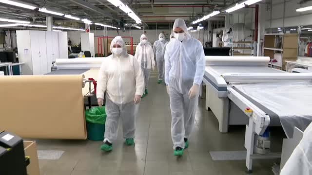 Sánchez visita el taller de El Corte Inglés reconvertido en una fábrica de mascarillas