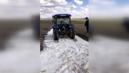 Vefa grubunun karda mahsur kalan aracını köylüler kurtardı