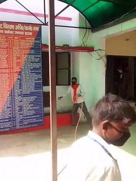 इटावा: प्रशासन के आदेश पर सफाई कर्मी थाने को कर रहे सैनिटाइज