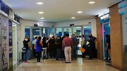 Largas filas de personas en las agencias de la SAT