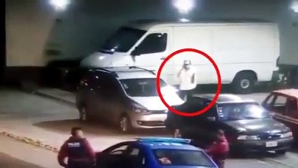 كاميرات المراقبة ترصد مصاب بفيروس كورونا يهرب من الاسعاف