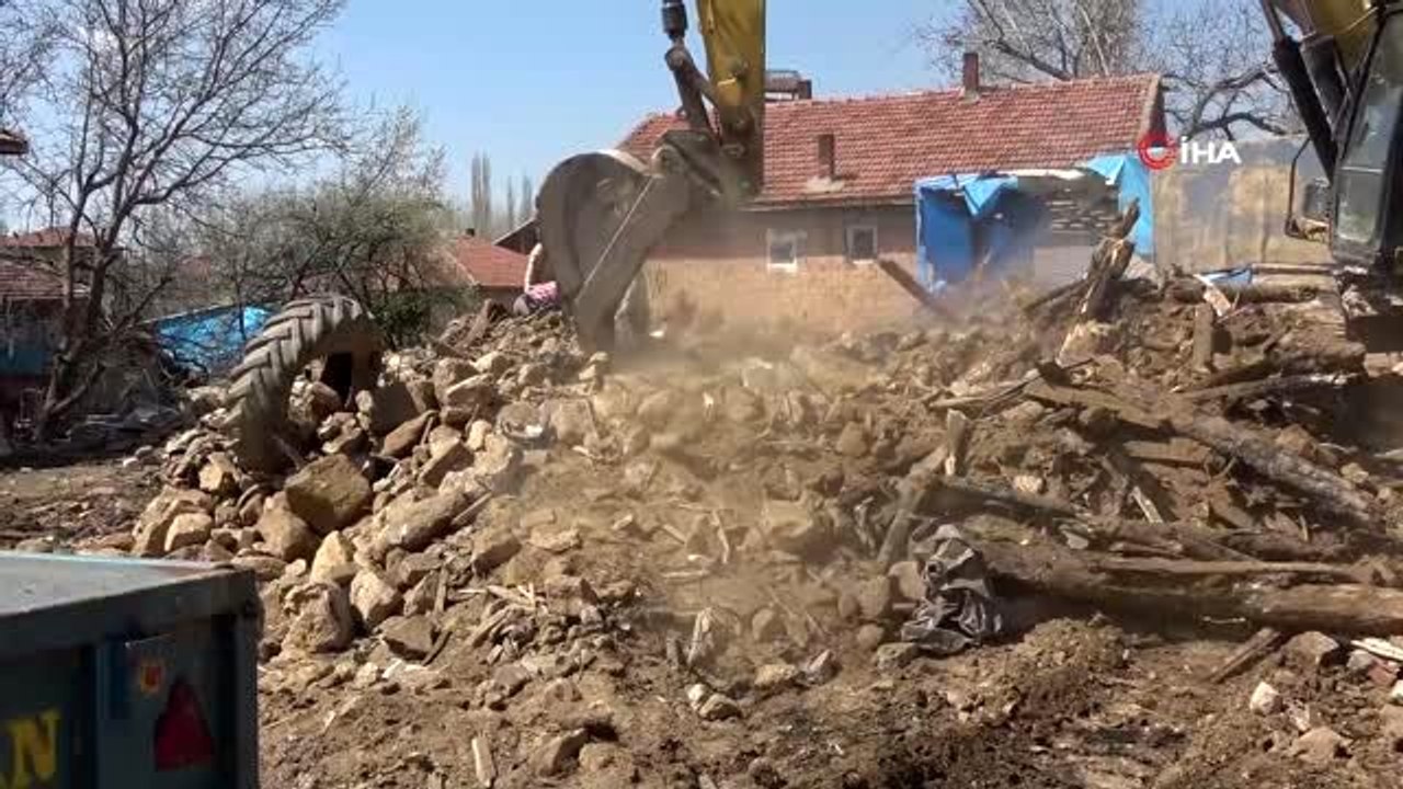 Elektrik kablosundan çıkan yangın 2 çocuklu aileyi evsiz bıraktı, 82 hayvan telef oldu