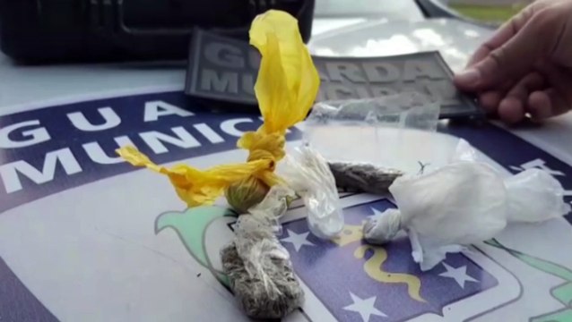 Após denúncia de aglomeração de pessoas, GM detém três jovens com drogas