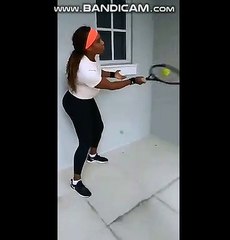 Serena Williams palleggia con la racchetta di Federer (Credit: Instagram)
