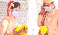 Coronavirus: Indian couple marries wearing masks