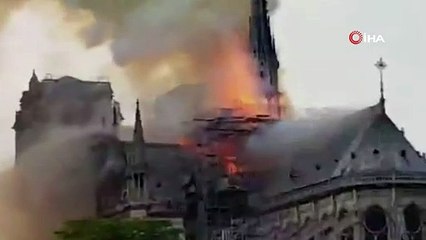 Notre Dame Katedrali'ndeki yangının birinci yılında 'Emmanuel' çanı çaldı