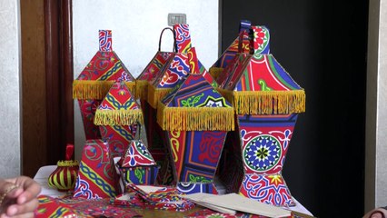 فلسطينيون يصنعون الفوانيس في منازلهم استعداداً لقدوم شهر رمضان