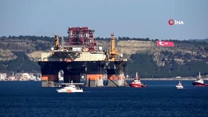 Yüzen dev Çanakkale Boğazı'ndan geçti