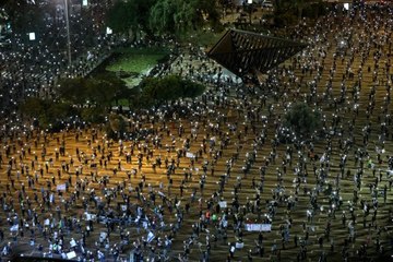 İsrail'de muhalifler, sosyal mesafeye dikkat ederek Netanyahu'yu protesto etti