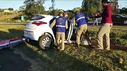 Dois ficam feridos em capotamento na BR-277