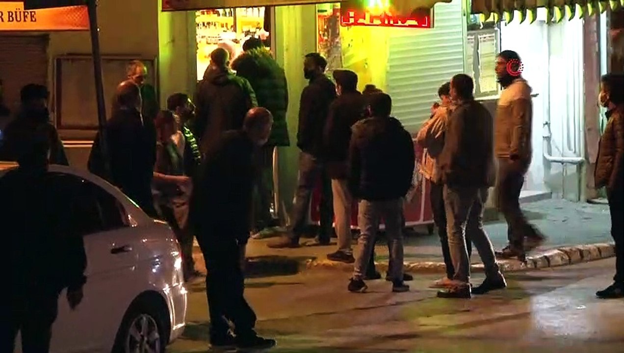 İstanbul'da kısıtlama sonrası akaryakıt istasyonlarındaki marketlerde yoğunluk oluştu