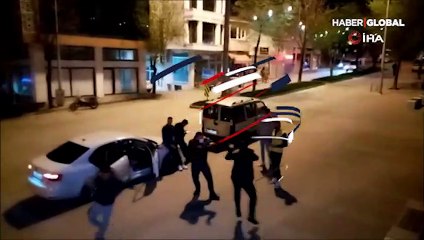 Yasağın bitmesinin ardından sokakta müzik eşliğinde oynadılar