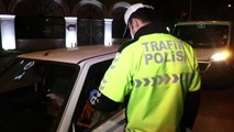 İzmir'de yasağın sona ermesinin ardından polis ekipleri vatandaşları uyardı