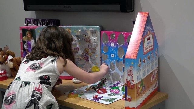 Sophia, Isabella e Alice Brincando com Brinquedo da Barbie, Natalino e Lol Surpresa