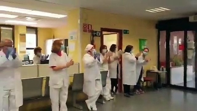 İspanya’da koronavirüs hastalarını uzun bir süre ücretsiz taşıyan bir taksiciye, hastanede yapılan büyük jest