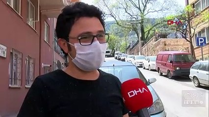 Komşuları için balkonda şarkı söyledi, alkışlandı