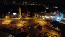 Sokağa çıkma kısıtlamasının sona ermesiyle Kadıköy Meydanı boş kaldı