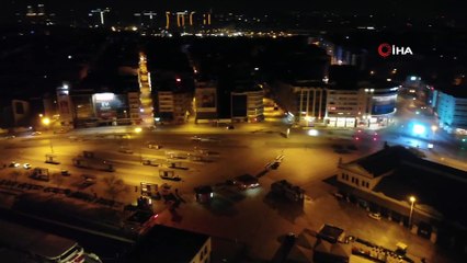 Sokağa çıkma kısıtlamasının sona ermesiyle Kadıköy Meydanı boş kaldı