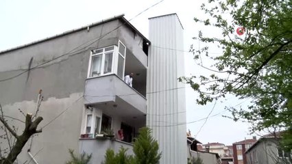 12 yıldır evde kalan engelli genç yapılan asansörle sokağa çıkmanın mutluluğunu yaşadı