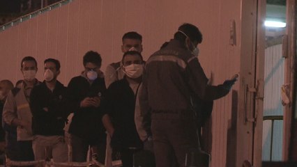 Regresan al trabajo el primer turno de la factoría de Renault de Sevilla