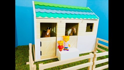 Descargar video: DANIEL TIGER Toys and LOTTIE DOLLS Wooden Horse Stables Unboxing