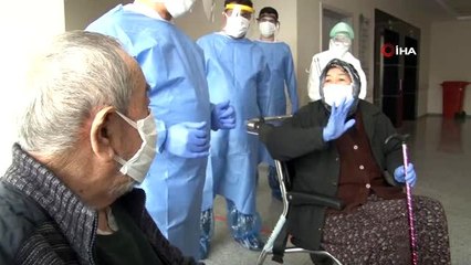 "Hepinizi kucaklamak, öpmek isterdim ama olmuyor" 79 yaşındaki karı koca korona virüsü yendi