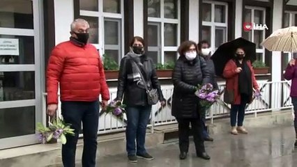 Savaş Dalançıkar tarafından öldürülen Gamze Pala için kadınlar çiçek bıraktı: 'Bir daha kadın ölecekse herkes ölsün'