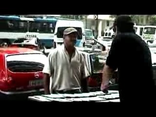 Camelô fanfarrão corre de ator do Tropa de Elite