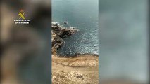 La Guardia Civil detiene a un hombre que huyó y se arrojó al mar