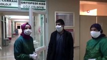 Afyonkarahisar'da Korona virüsü yenen hasta alkışlarla taburcu edildi