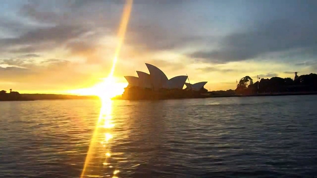 Lever de soleil sur le port emblématique de Sydney quasi désert pendant le confinement