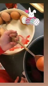 Σταματίνα Τσιμτσιλή: Έβαψε τα κόκκινα πασχαλινά αυγά μαζί με τα παιδιά της! Ενθουσιάστηκαν!