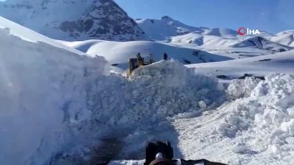 Hakkari'de 5 metreyi bulan karda yol açma çalışması