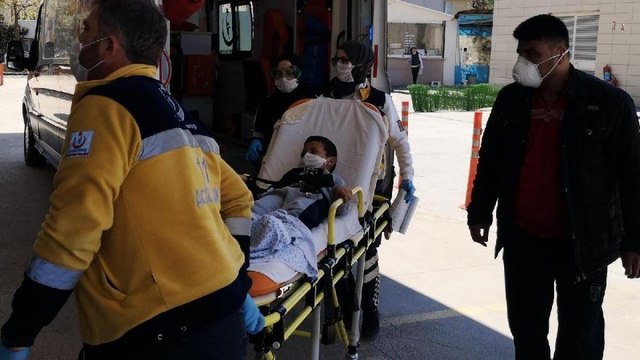 5 yaşındaki çocuğun üzerine giysi dolabı devrildi