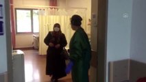 Koronavirüsü yenen hastalar alkışlarla taburcu ediliyor